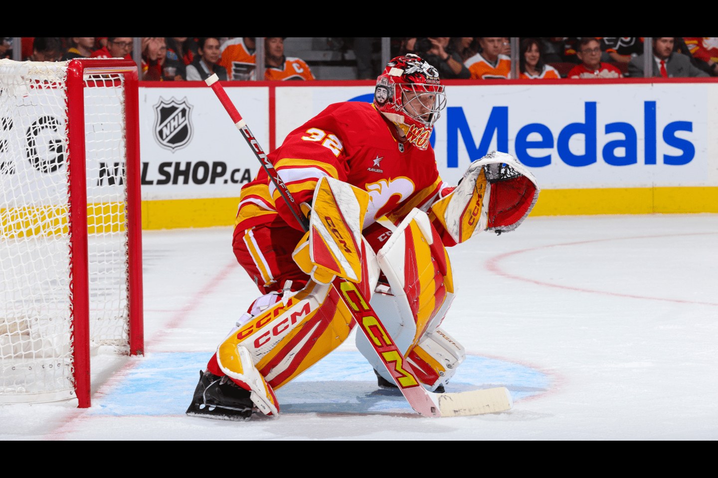 Dustin Wolf, gardien des Flames de Calgary, devant son filet