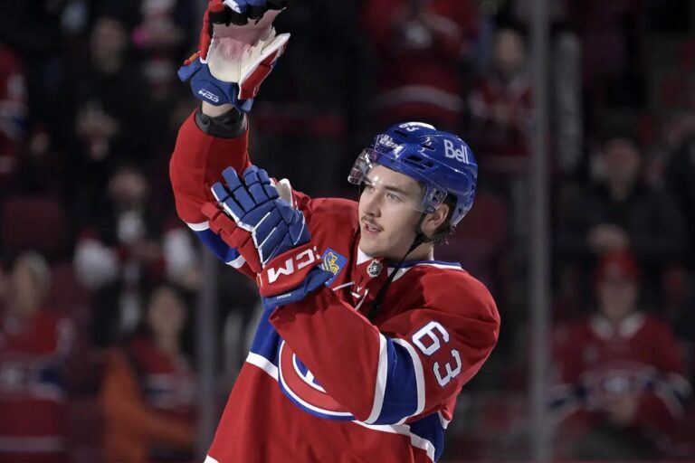 Florian Xhekaj en chandail rouge du Canadien de Montréal, numéro 63, salue la foule