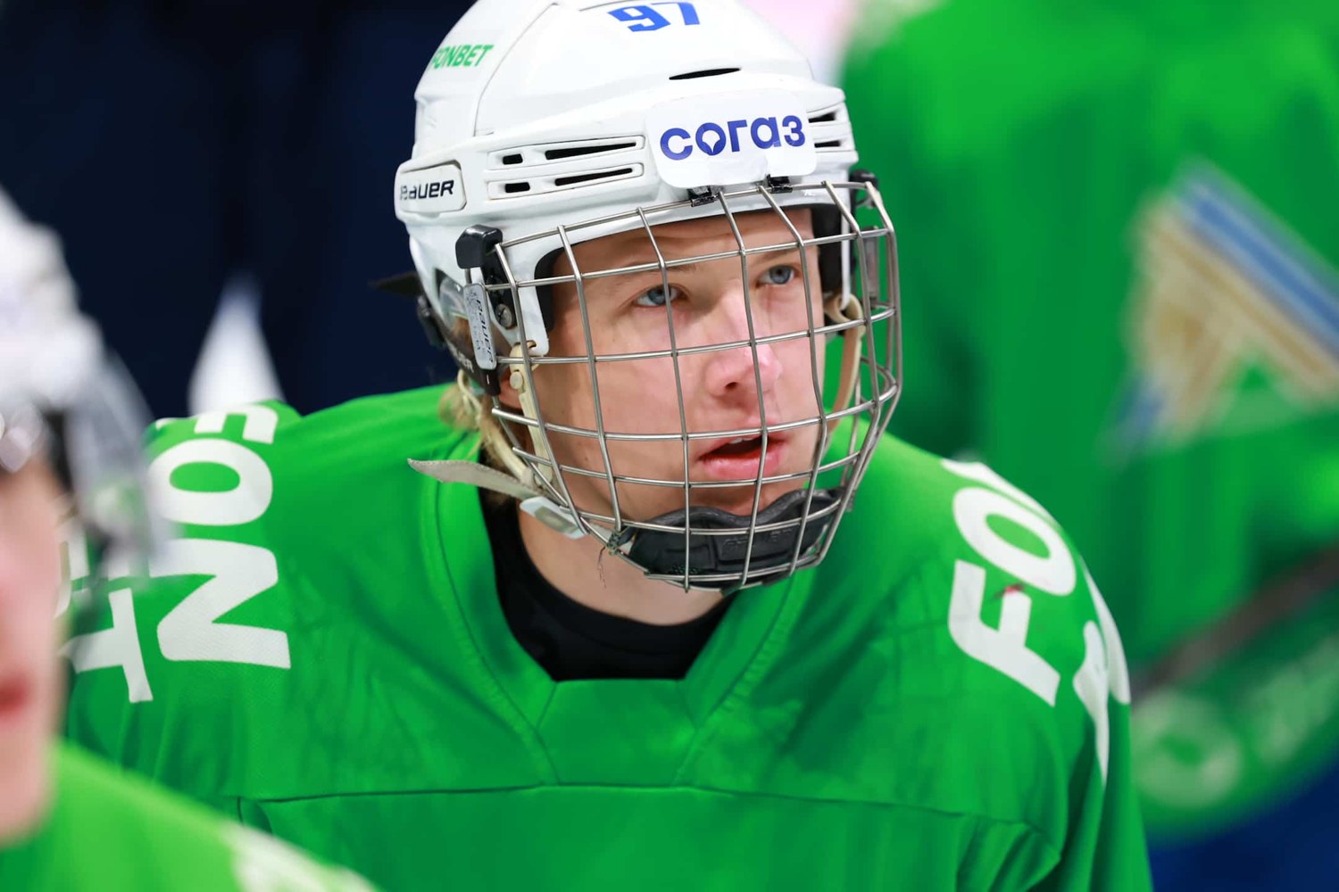 Alexander Zharovsky en chandail vert dans la KHL