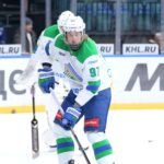 Alexander Zharovsky en action avec le Salavat Ioulaïev d'Oufa dans la KHL